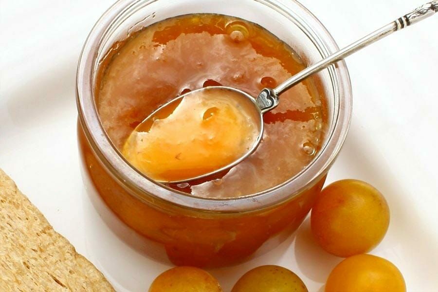 Tartine avec confiture au mirabelle